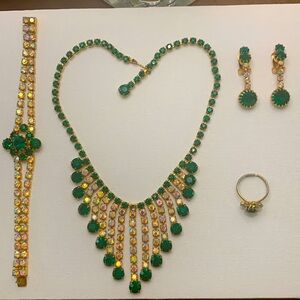 Vintage jewelry set with necklace, earrings, bracelet and ring green/champagne